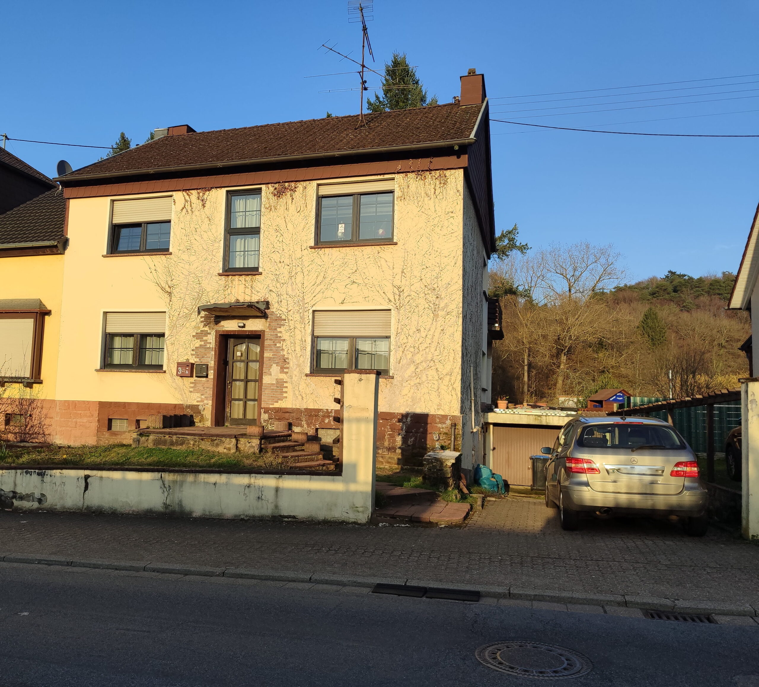 Modernisiertes Zweifamilienaus – Ansicht 1
