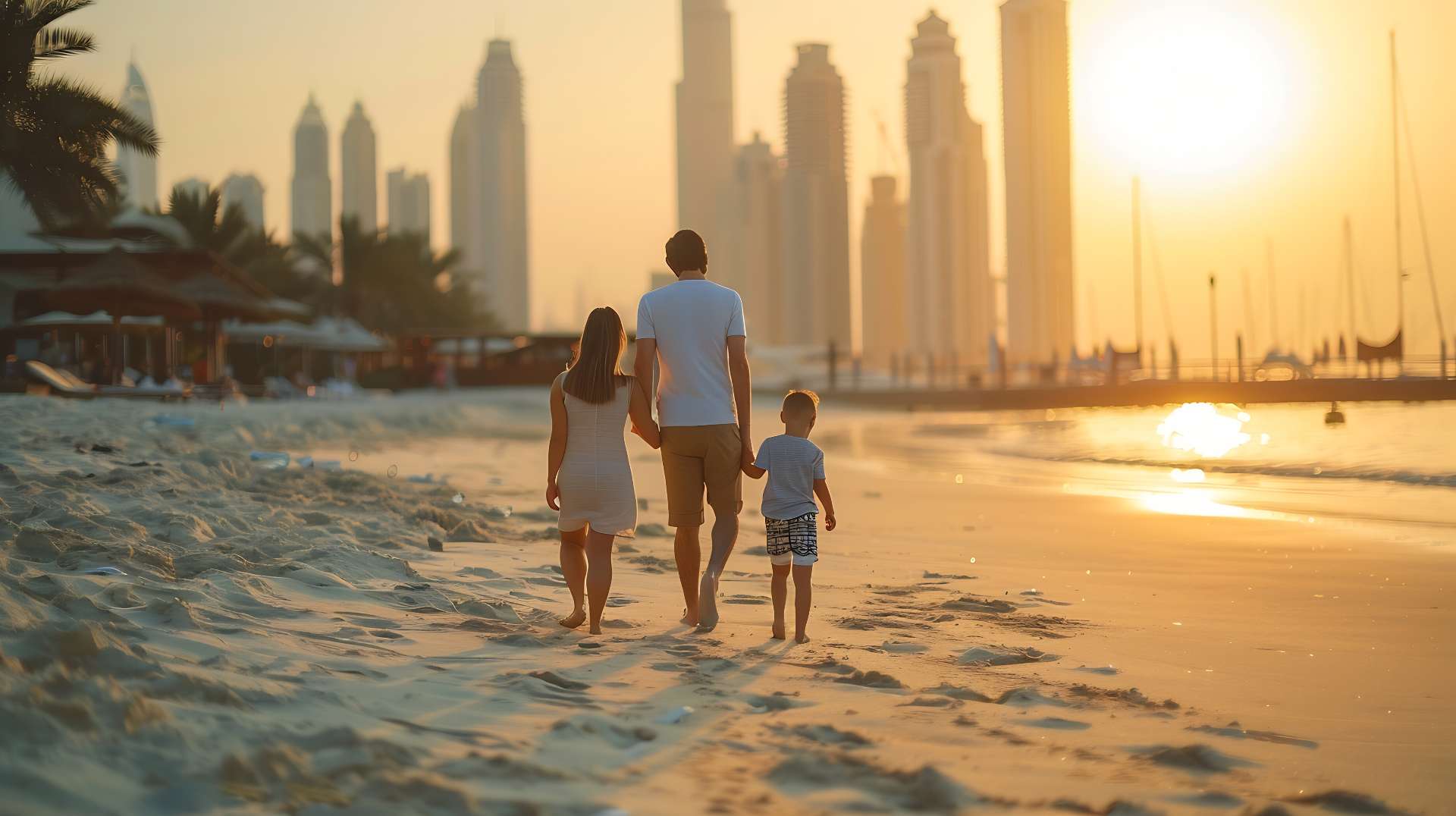 Familie am Strand von Dubai mit Skyline